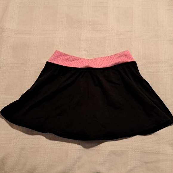Under Armour girls size 5 black skirt with modesty shorts - Picture 4 of 4
